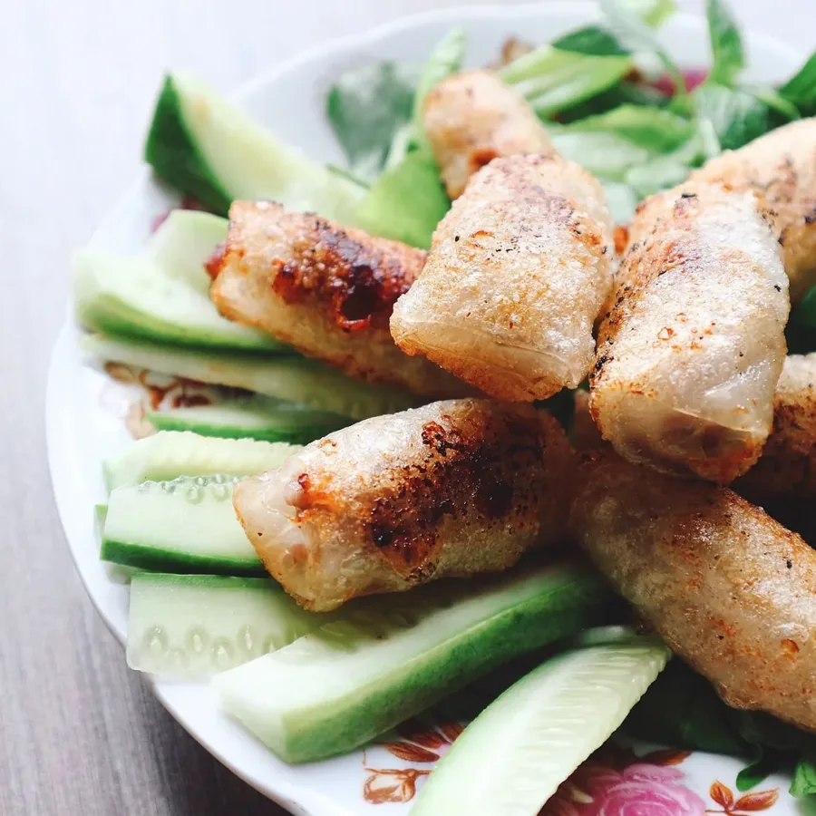 Ly trà trái cây trên bàn gỗ
