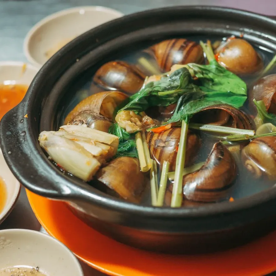 Góc ngồi cạnh cửa sổ